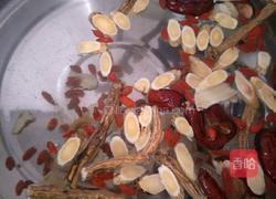 药膳鸡爪汤的做法图解3