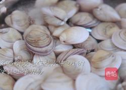 酒蒸蛤蜊的做法图解1