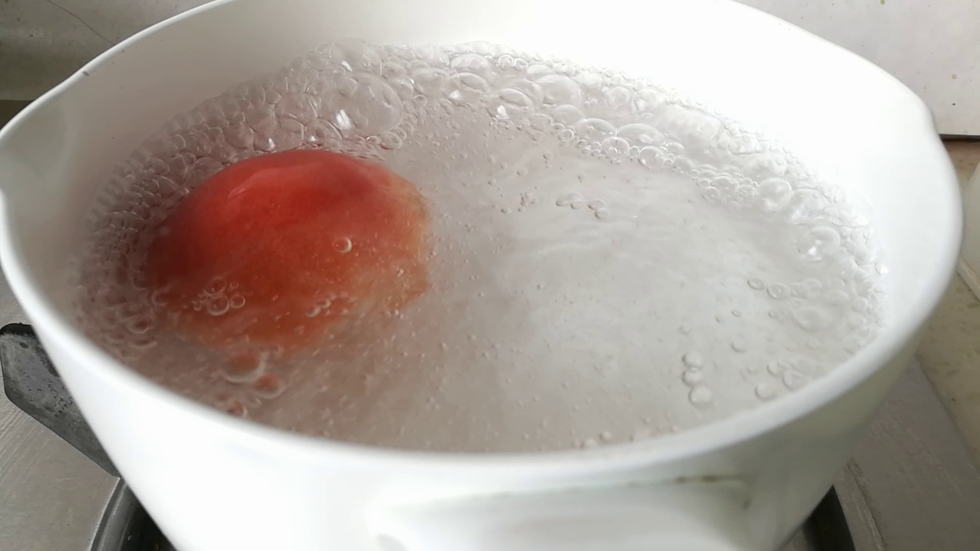 锅中加水烧开，放入番茄，烫2分钟捞出