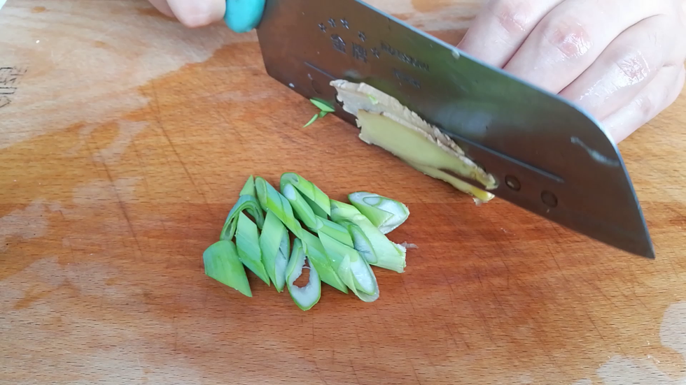葱切斜段，姜切片