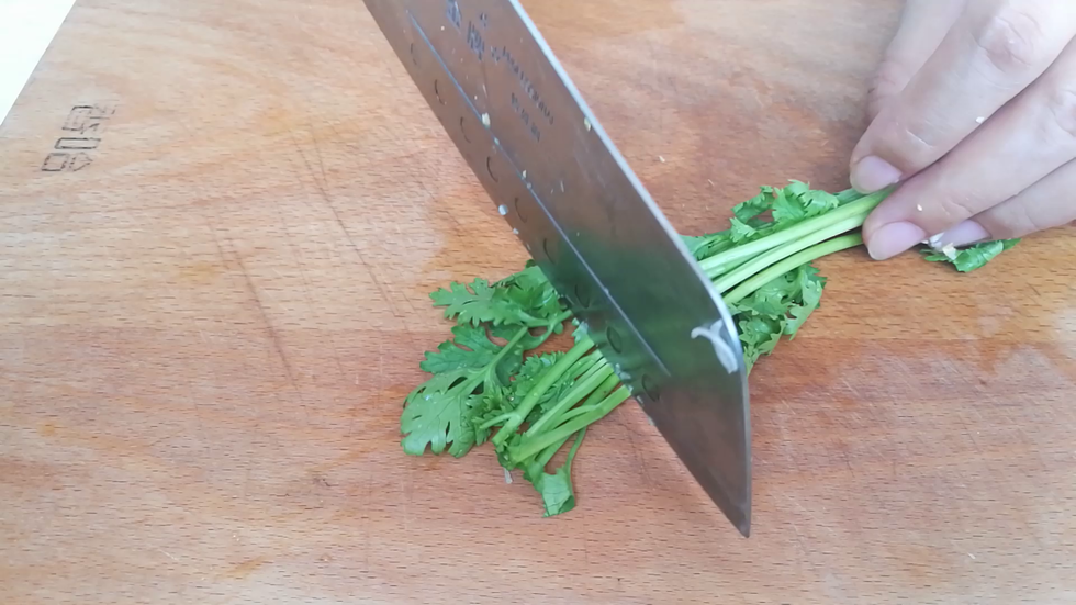 香菜洗净切段
