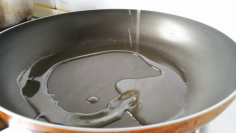 起锅烧热放油