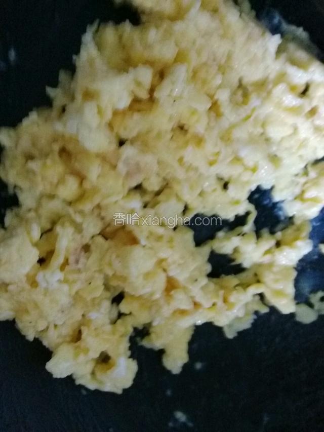 鸡蛋摊熟，打散