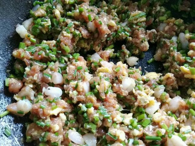 放入猪肉馅，韭菜苔鸡蛋虾，生抽等搅拌