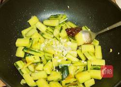 豆瓣酱烧黄瓜的做法图解3