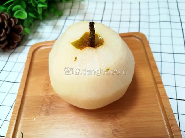 梨子清洗干净去皮