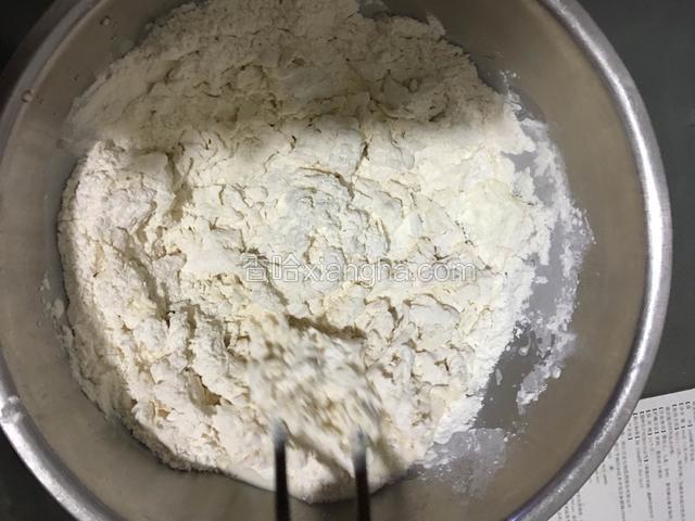 面粉200克加3克酵母粉，加温水和成面屑