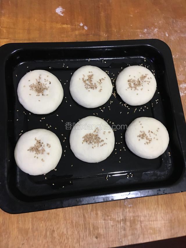 等面发到2倍大，分份，揉圆，压上芝麻成饼状
