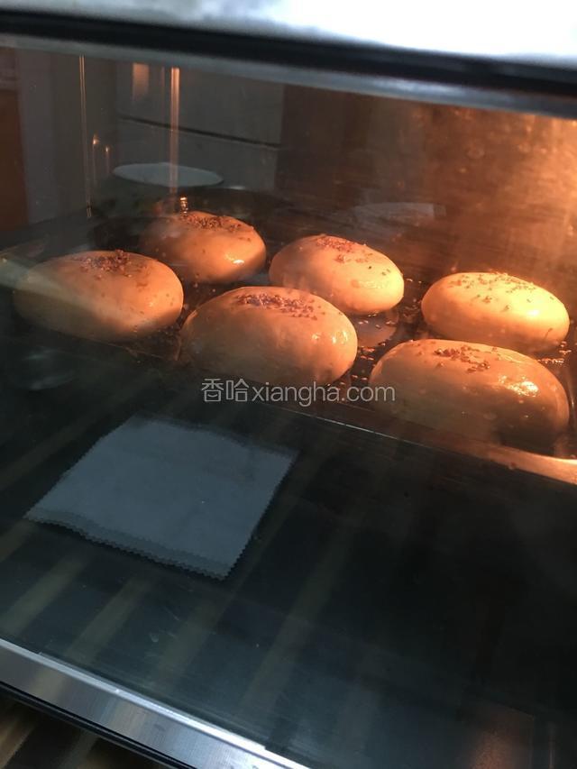 上面刷油，进烤箱在发酵15分钟，上下管180烤25分钟