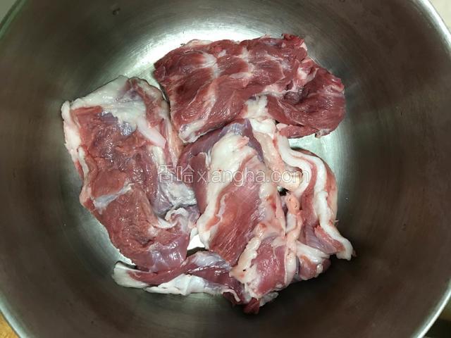 羊肉洗净备用