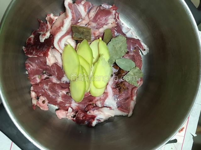 放上花椒大料，香叶桂皮，生姜