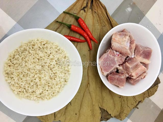 准备好食材，糯米泡水一夜，排骨先泡水，泡去血水