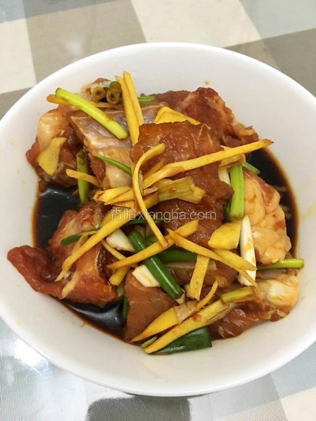 将洗干净的排骨加入姜、葱、生抽、老抽、料酒、白糖、盐腌制30分钟