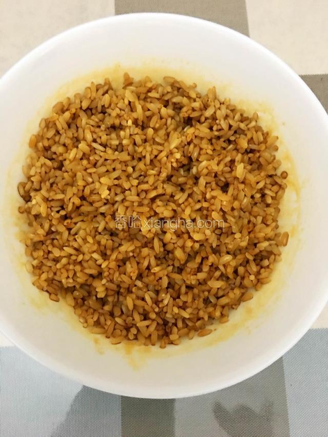 泡好的糯米，沥干水分拌入少许生抽老抽