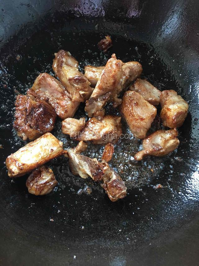 倒生抽、老抽翻炒上色