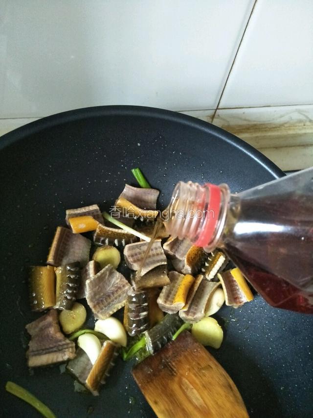加料酒，生抽，醋大火翻炒