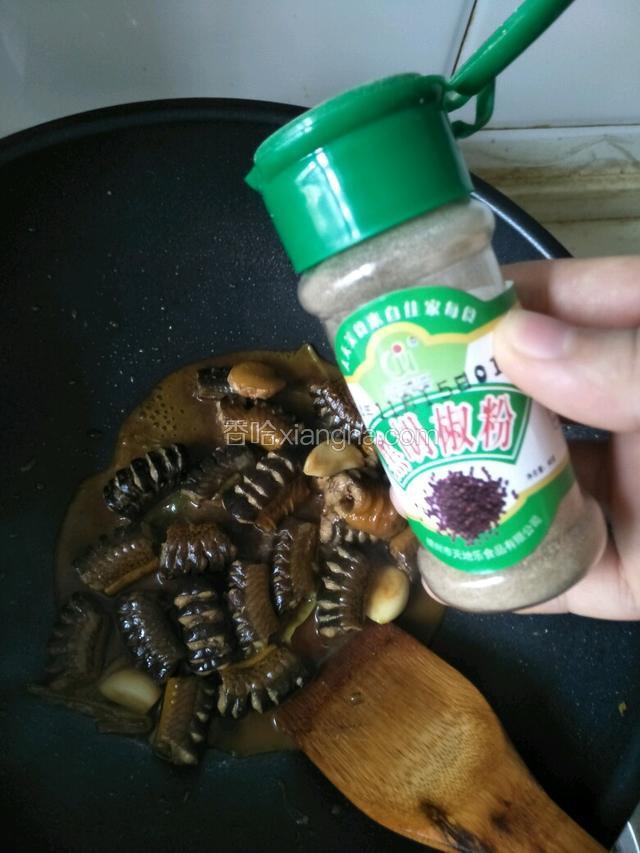 最后收汁时加黑胡椒翻炒均匀