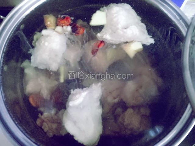 把牛羊肉洗净切块先煮一下，洗净，再放进锅中，里面放入小茴香一把，生姜半个切片，花椒一小把，山楂片几个，桔皮一片，白芷几片，因为家里的高压锅坏了，就用不锈钢锅煮，煮一个小时左右，只要用筷子能扎动就好，这时候再放适量的盐煮一会就行了