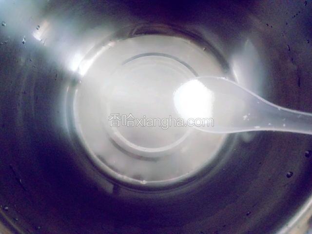 煮肉的时候先来和面，盆里先放少许水和盐