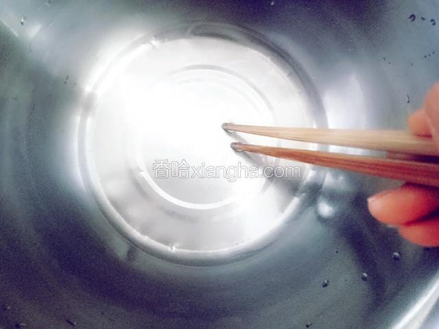 用筷子把盐化开