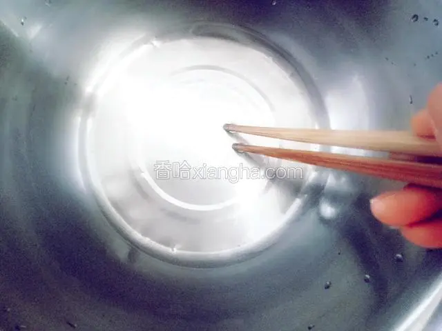 用筷子把盐化开