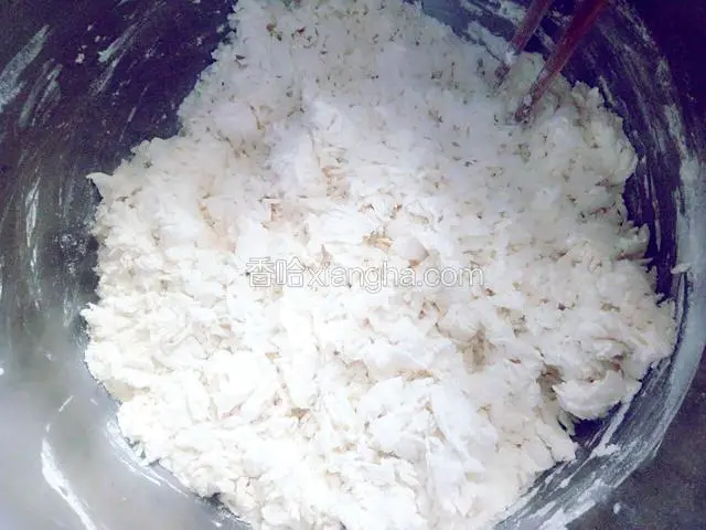 先拌成絮状，根据面的软硬程度再添加适量的水，面和的稍微硬点