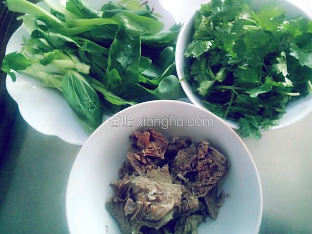 当肉煮好以后，取适量的牛羊肉切片，青菜和香菜洗净，香菜切小段备用