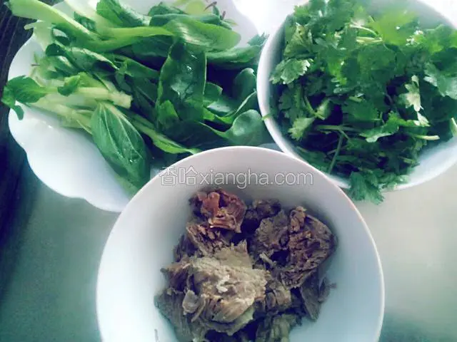 当肉煮好以后，取适量的牛羊肉切片，青菜和香菜洗净，香菜切小段备用