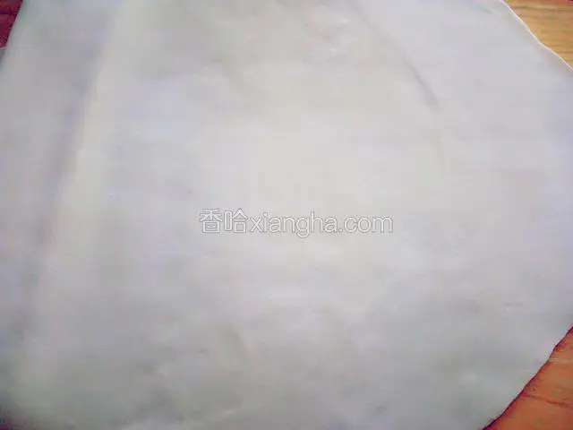 顺着各个边擀开成薄厚均匀的片状