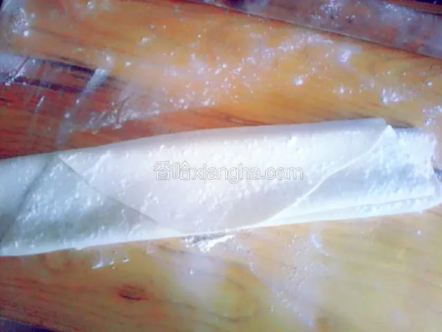 面片上撒上面粉，像扇子一样来回折叠起来