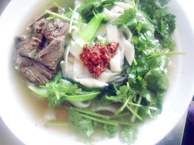上面浇上牛羊肉汤汁，再放点油泼辣椒，不喜欢吃辣的可以不放