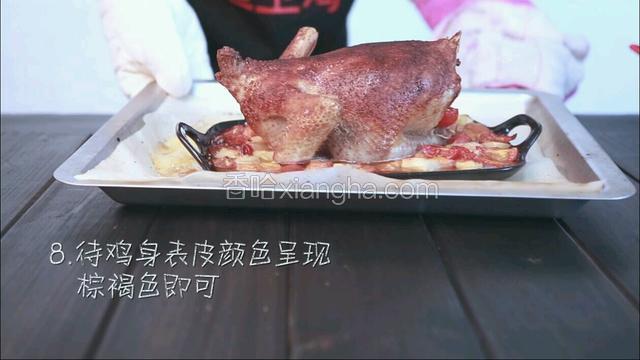 从烤箱中取出，等了这么久终于可以吃了，小心烫哦。