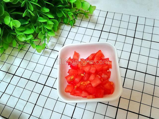西红柿洗净去皮切颗粒