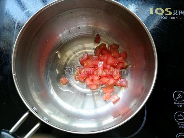 起锅倒入植物油和西红柿