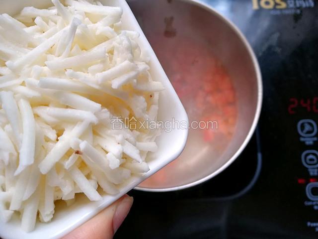 煮开后加入山药丝煮10分钟