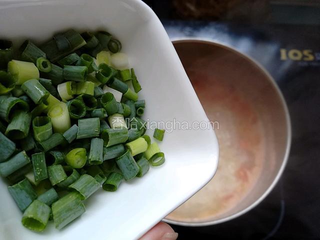 再加入葱花煮2分钟出锅