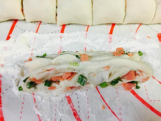 轻拉面团，把面团拉长