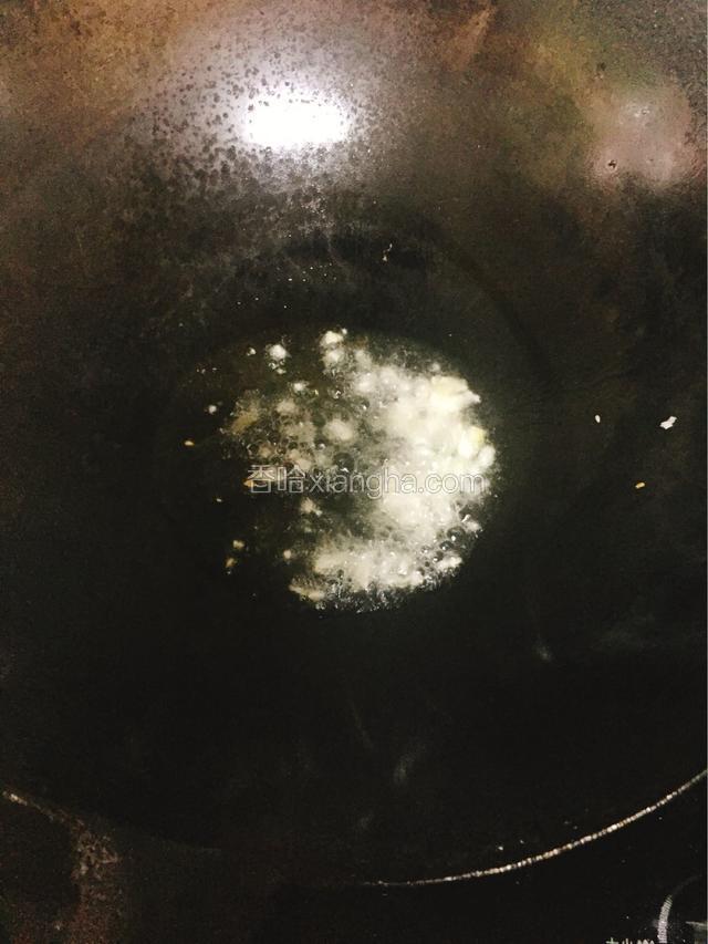 热锅倒油烧热爆香蒜泥