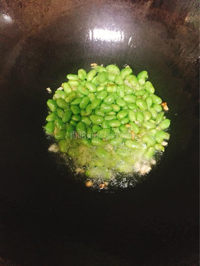 倒毛豆子爆炒至7分熟