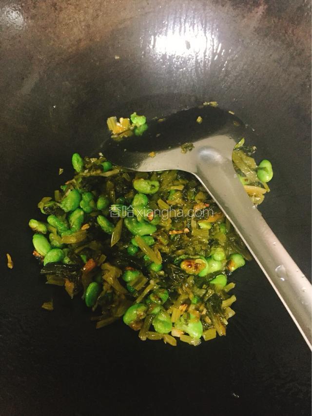 再加雪菜爆炒半分钟