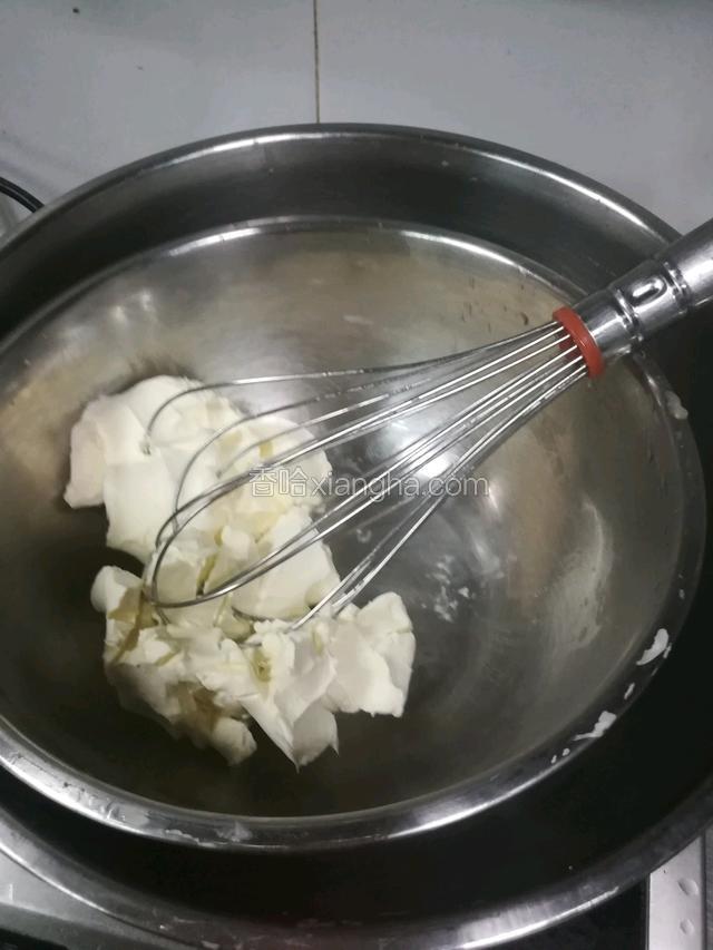 先把奶油芝士隔水融化