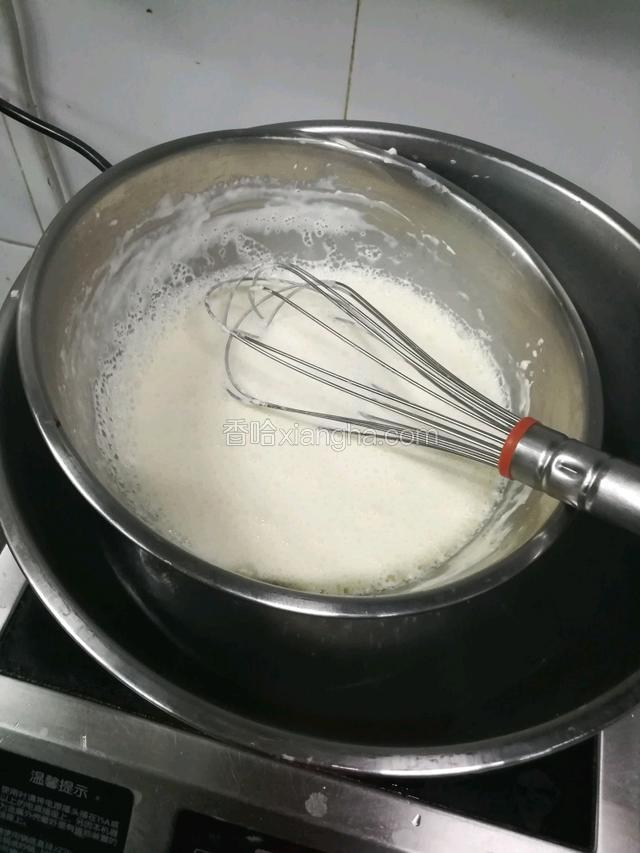 然后就分次加入牛奶和淡奶油一起搅拌均匀，牛奶和淡奶油要有温度，不然会出现热胀冷缩的现象。