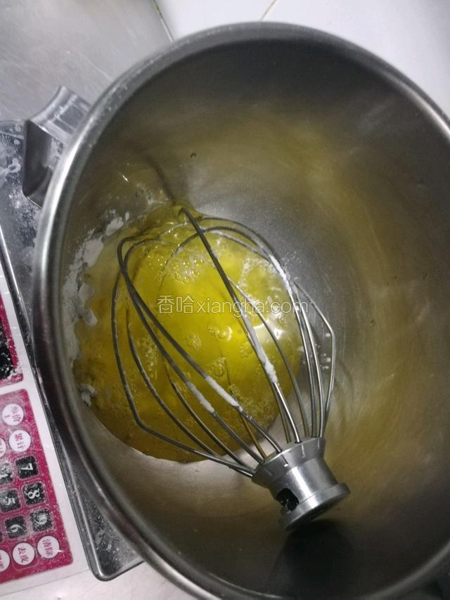 这时候可以去打蛋白了，把玉米粉和塔塔粉和蛋白称在桶里面。