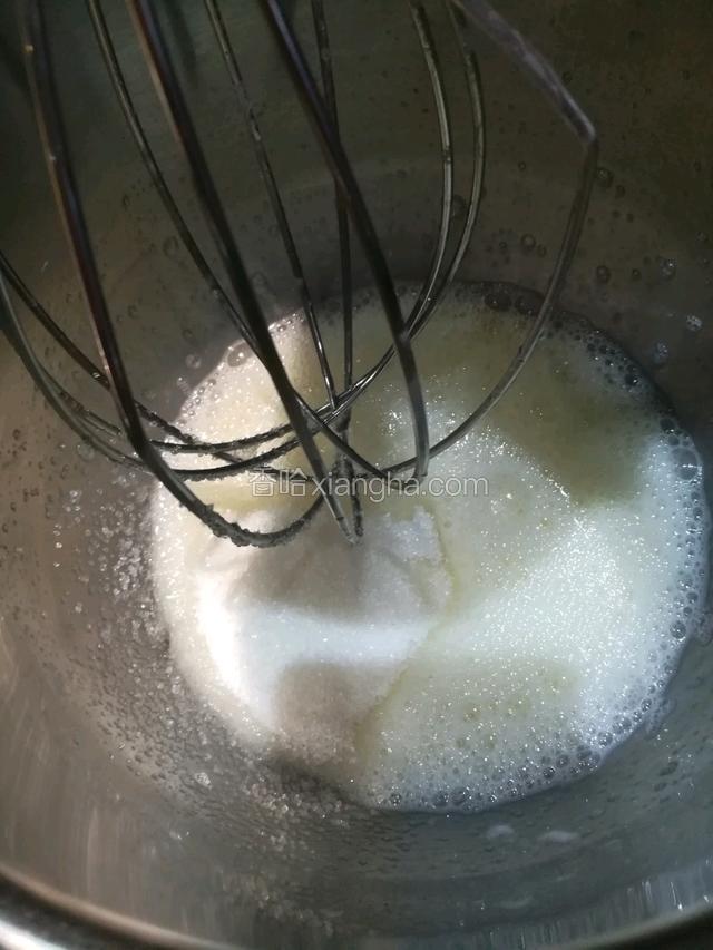 打到出现鱼眼状的泡泡就加入糖高速打发