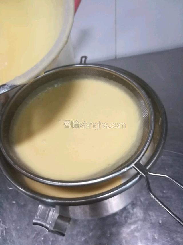 加热到40℃左右就用塞网把面糊塞进蛋白部分