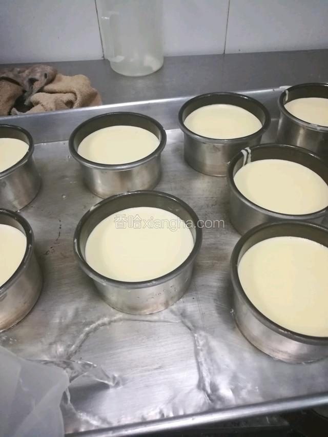装进模具，放2000克的水倒在盘子里。先200/150℃烤个15分钟，转炉把面火减温到150℃，低火不变再烤个30-35分钟就可以出炉了。