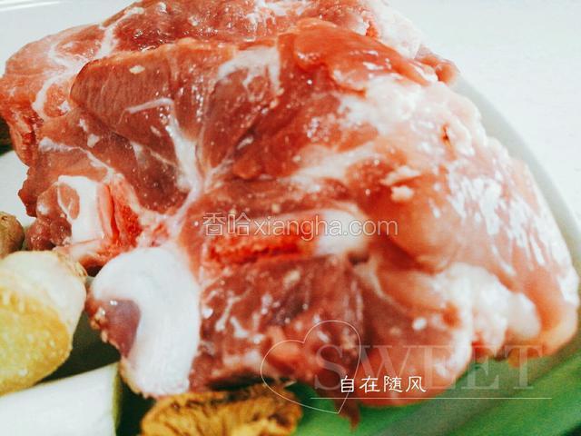 梅花骨放入锅中 添水煮沸 煮出血水 捞出用清水冲洗干净