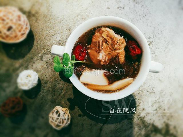 加入适量盐 白胡椒 盛在汤碗中上桌