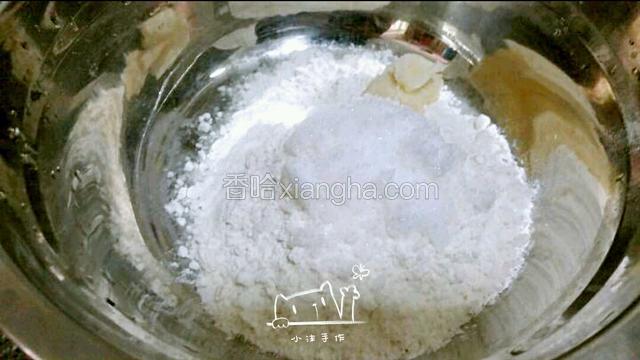 红豆煮上后，混合水油皮的糖，粉，油