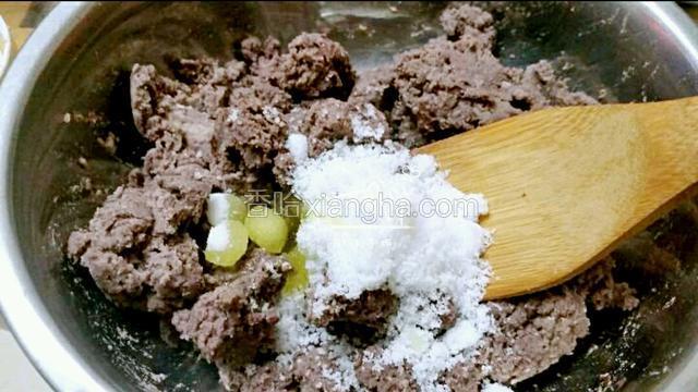 煮软的红豆用料理机打成泥后，混合油，糖，然后于炒锅中炒至适合做馅儿的程度（参考时间:10分钟）